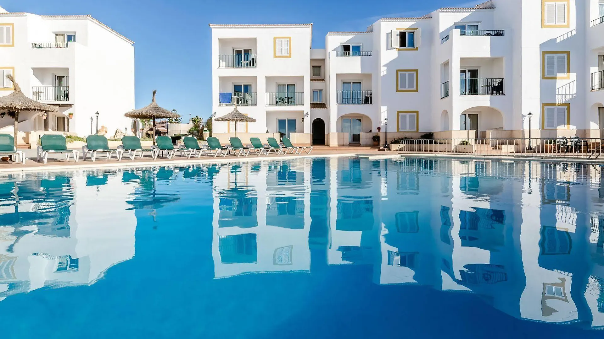 Apartamentos Blancala Cala Blanca  Aparthotel Cala Blanca (Menorca)